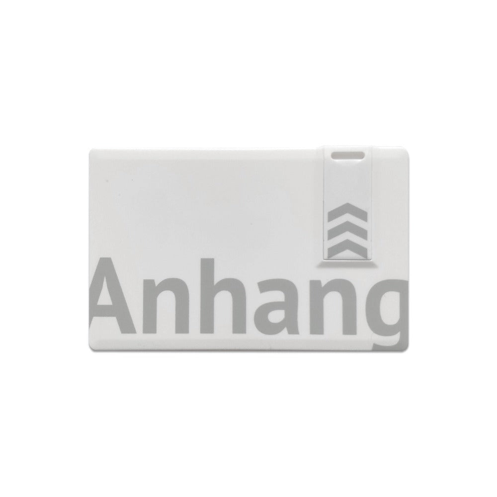 Flacher USB Stick im Format einer Kreditkarte mit der Aufschrift "Anhang" mit 4 GB Speicher. Ausgestellt mit weißem Hintergrund.